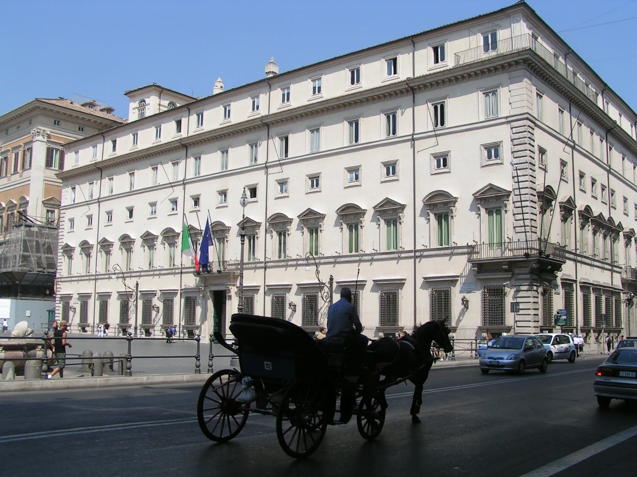 Palazzo Chigi, sede del governo, facciata con una carrozza in primo piano