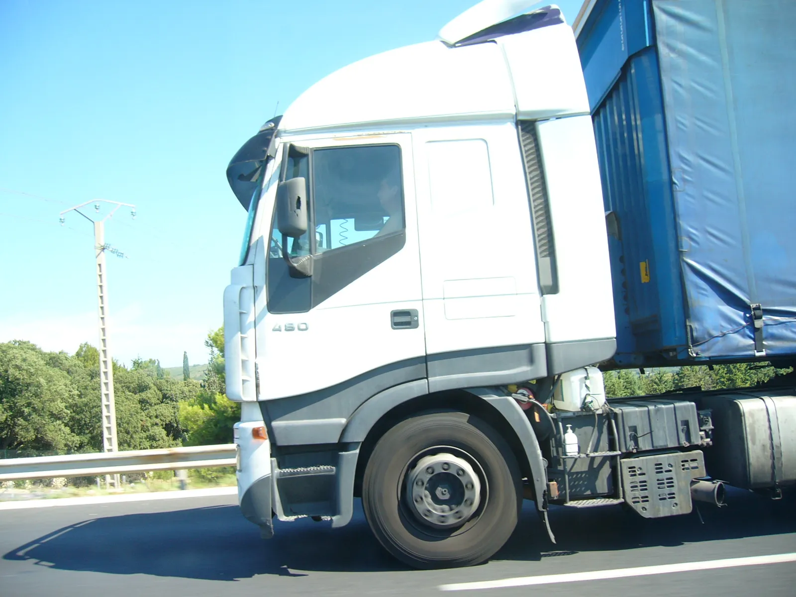 Un autoarticolato Iveco Stralis in marcia su una strada a scorrimento veloce