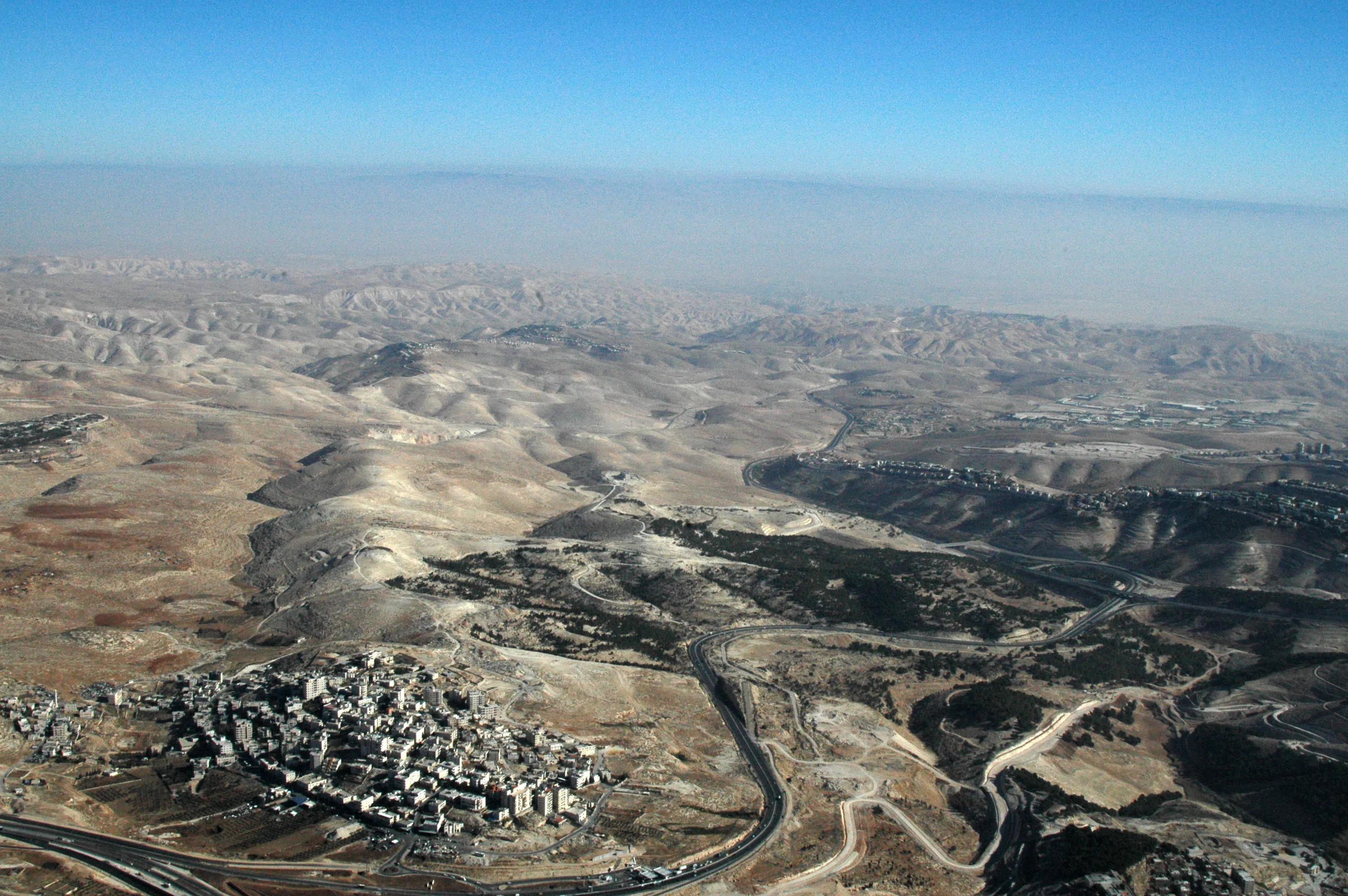 Veduta aerea della Cisgiordania a est di Gerusalemme, sopra lo svincolo di Adumim