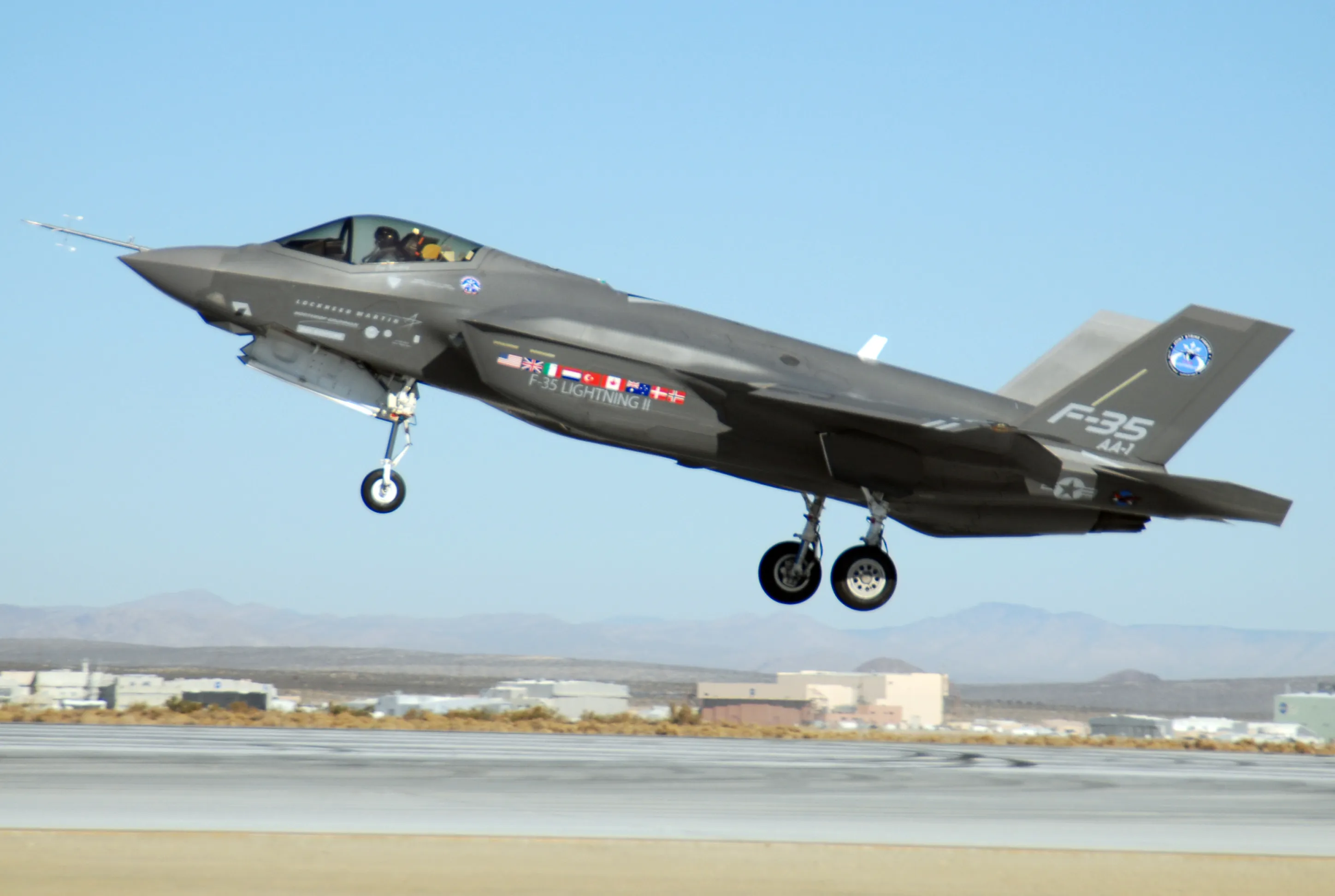 Un caccia statunitense F-35 Lightning II su una pista della base aerea di Edwards, in California