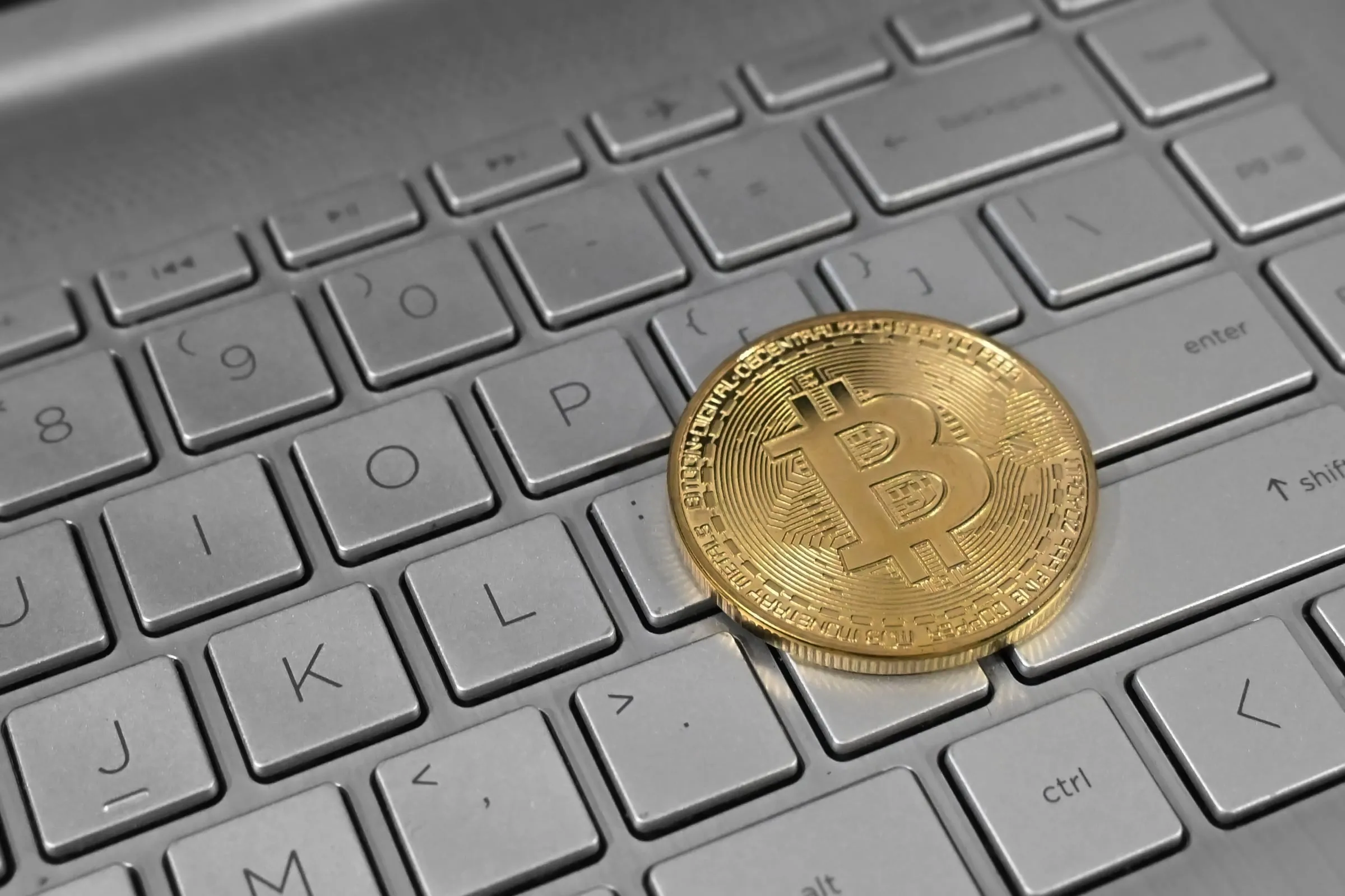 Bitcoin su una tastiera di laptop