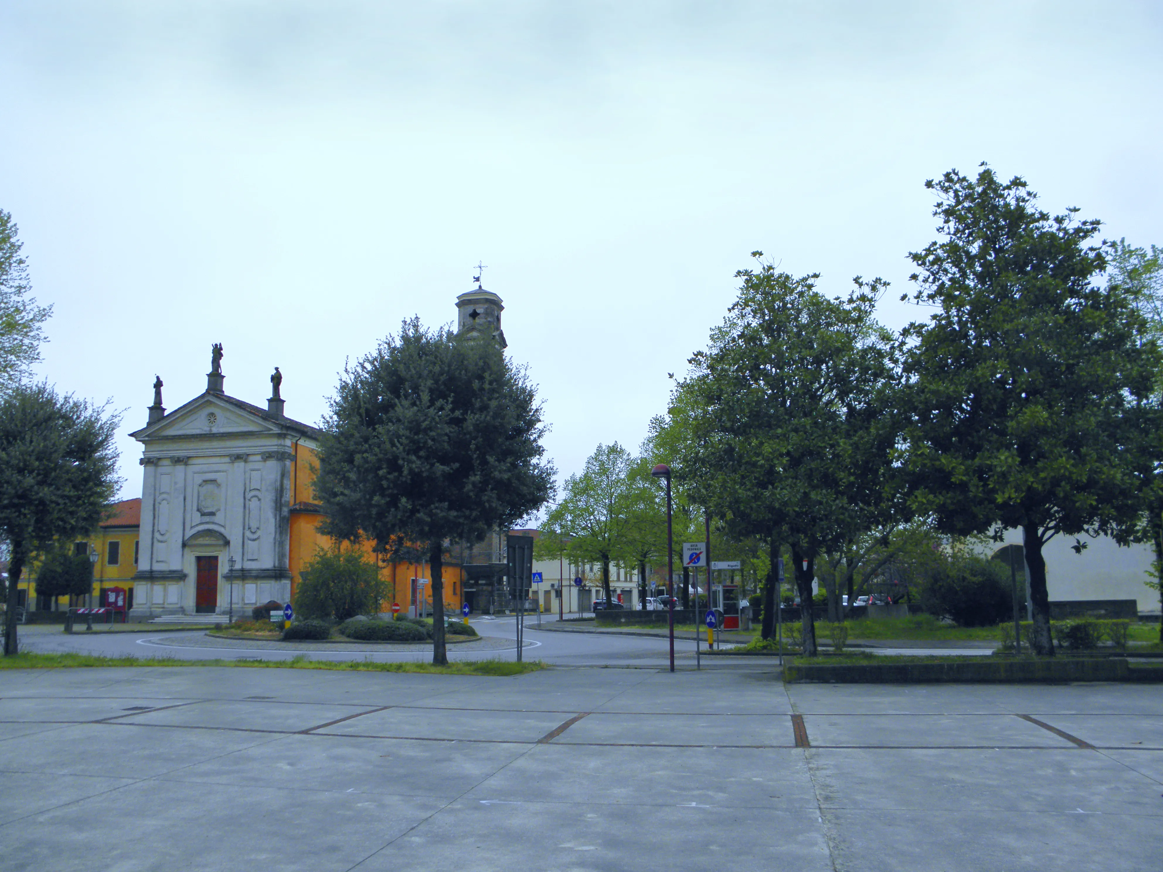 La rotonda di via Garibaldi e la chiesa parrocchiale di Sant'Andrea Apostolo a Cadoneghe