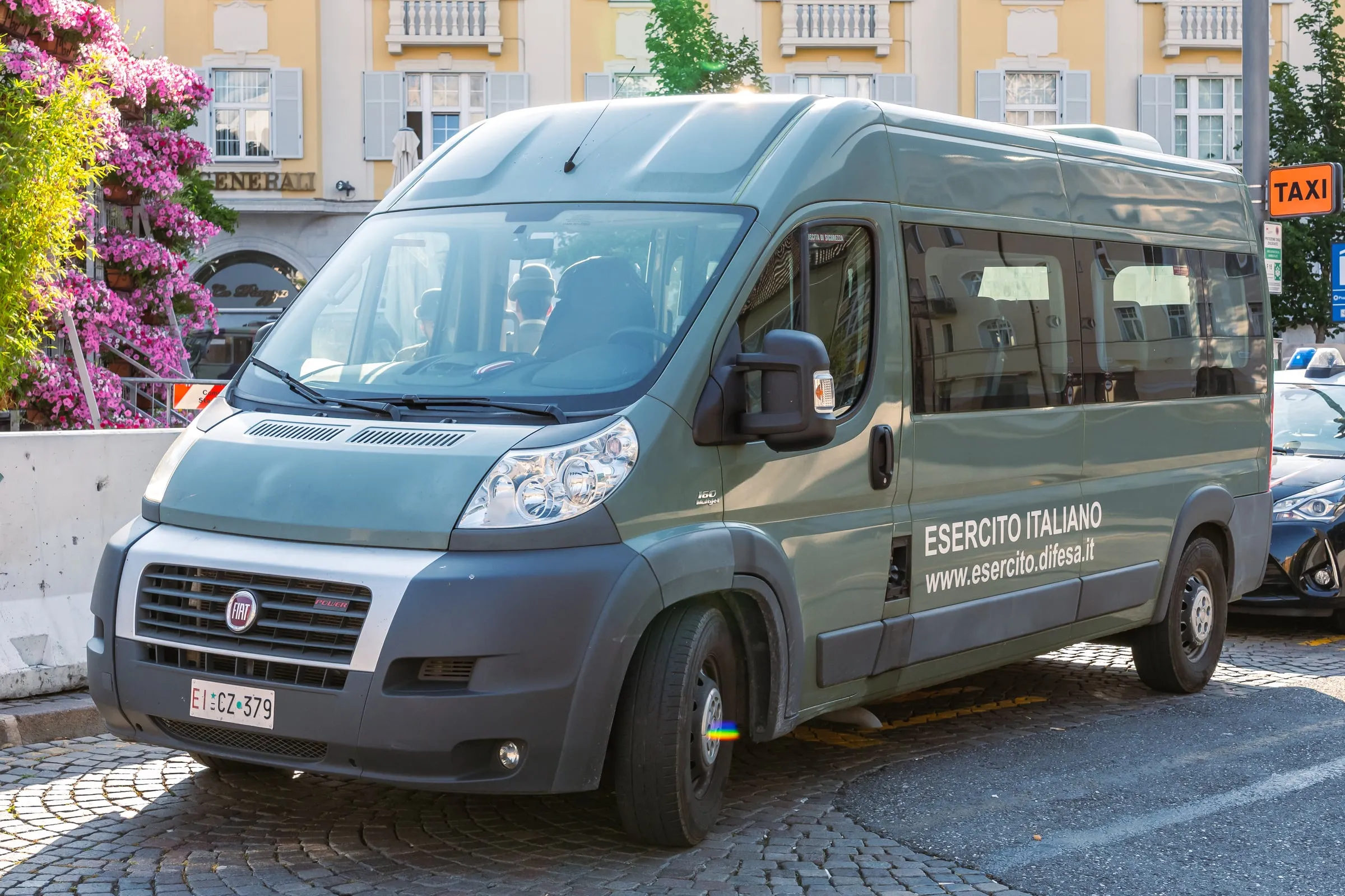 Minibus Fiat Ducato dell'Esercito Italiano, visto dal lato anteriore sinistro
