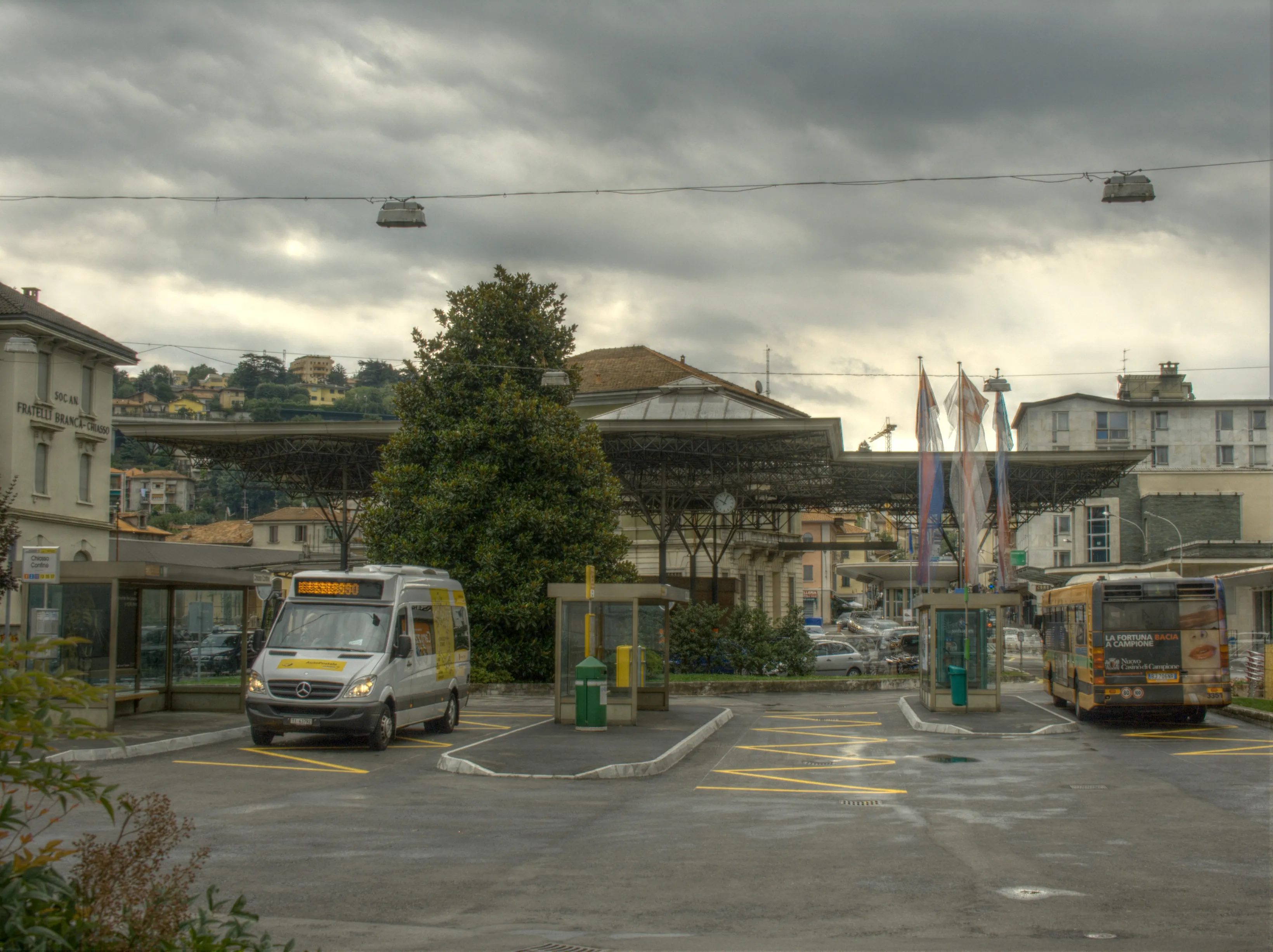 L'area doganale di Ponte Chiasso, al valico tra Italia e Svizzera, con le pensiline e le corsie di controllo