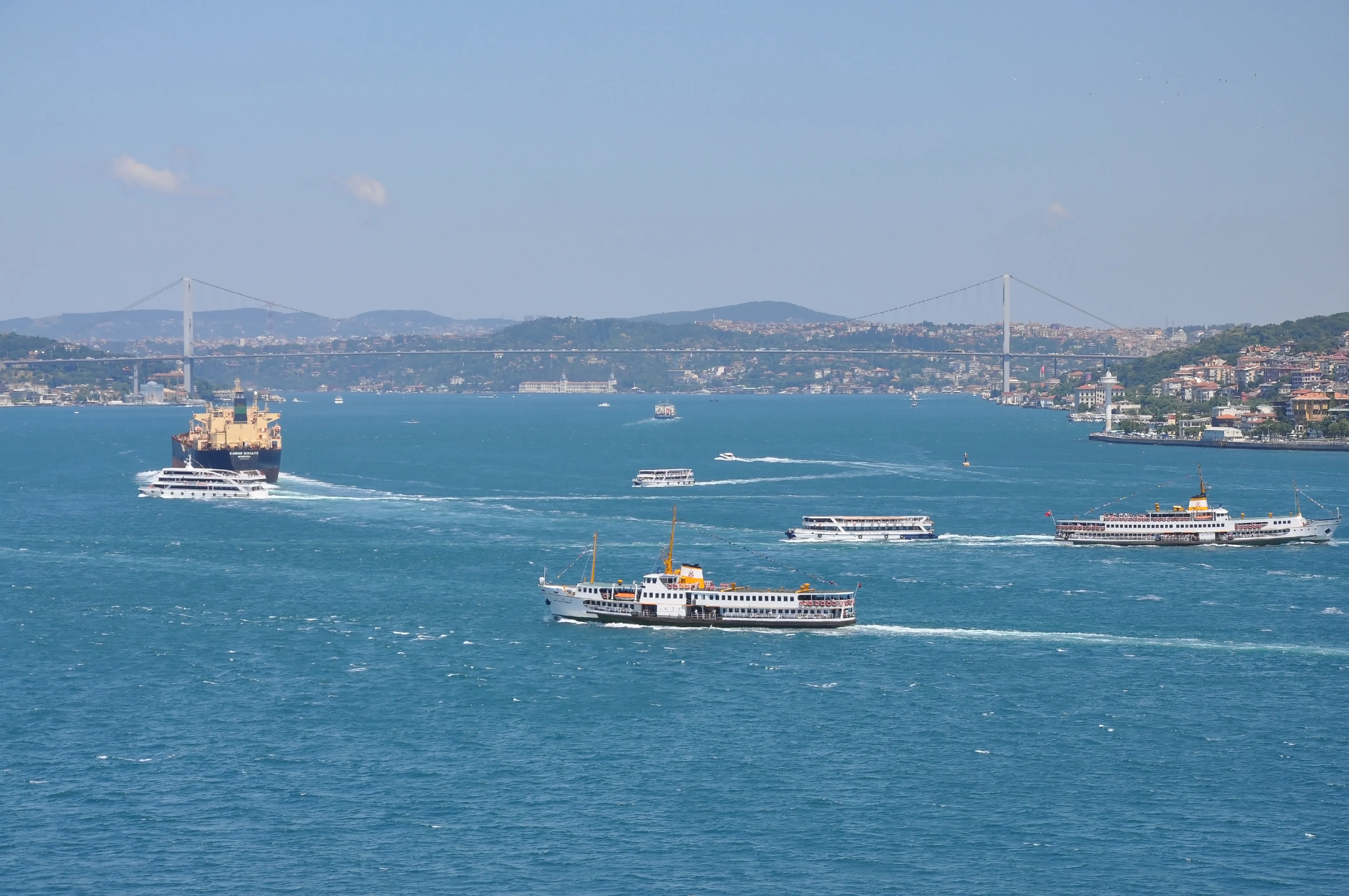 Navi nello stretto del Bosforo, a Istanbul