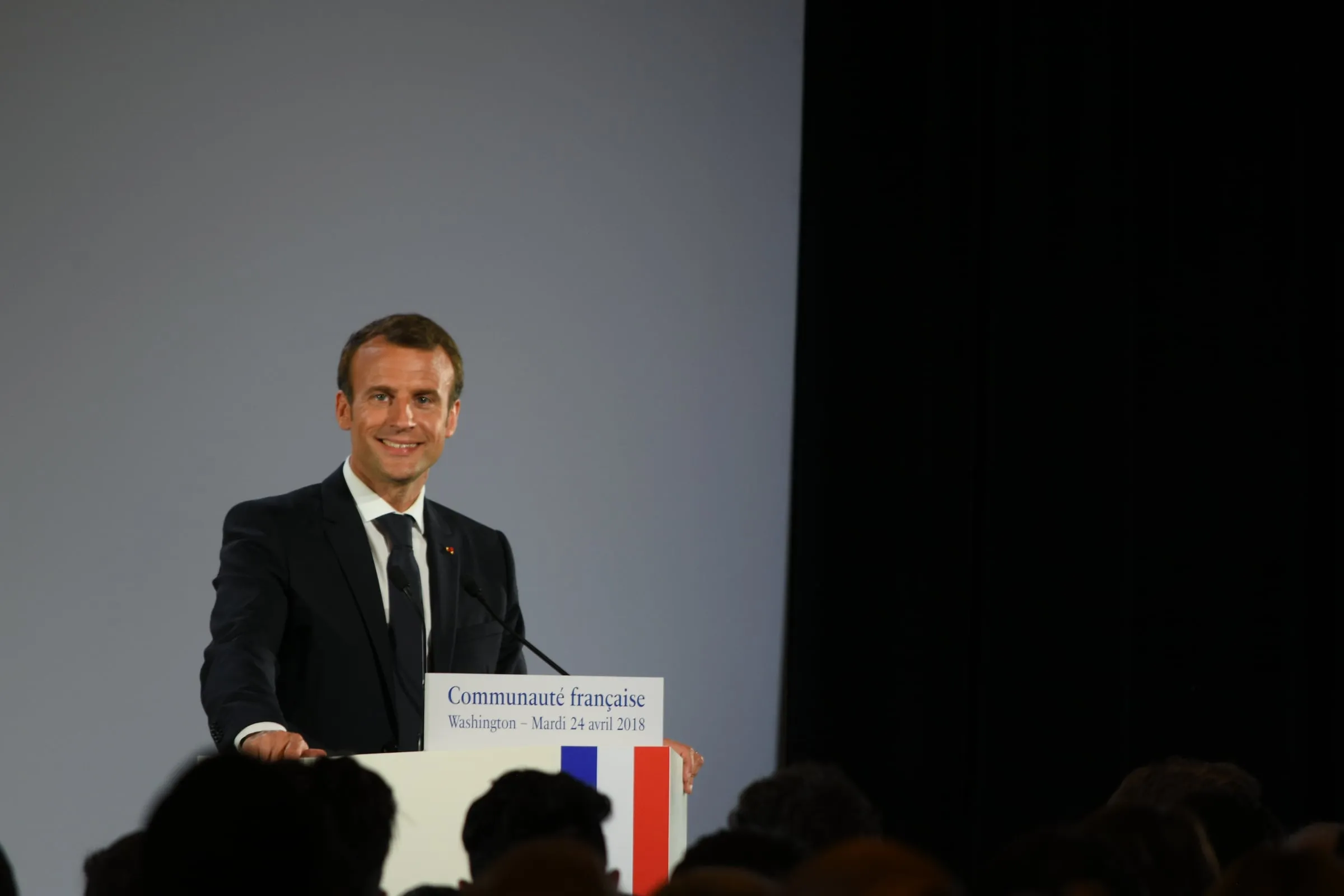 Emmanuel Macron al microfono durante un discorso