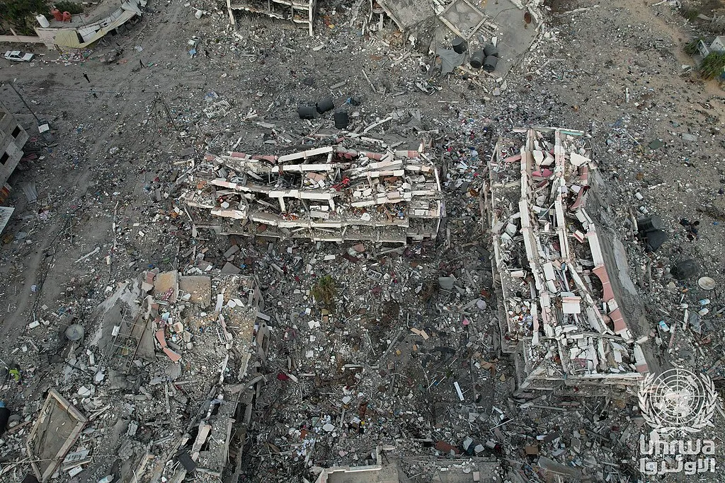 Veduta aerea di edifici crollati ad Al-Zahra, a sud di Gaza City, dopo i raid israeliani