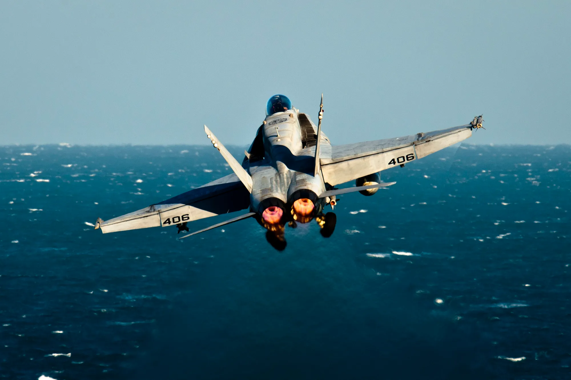 Caccia F/A-18 in decollo dalla portaerei USS John C. Stennis nel Golfo Arabico