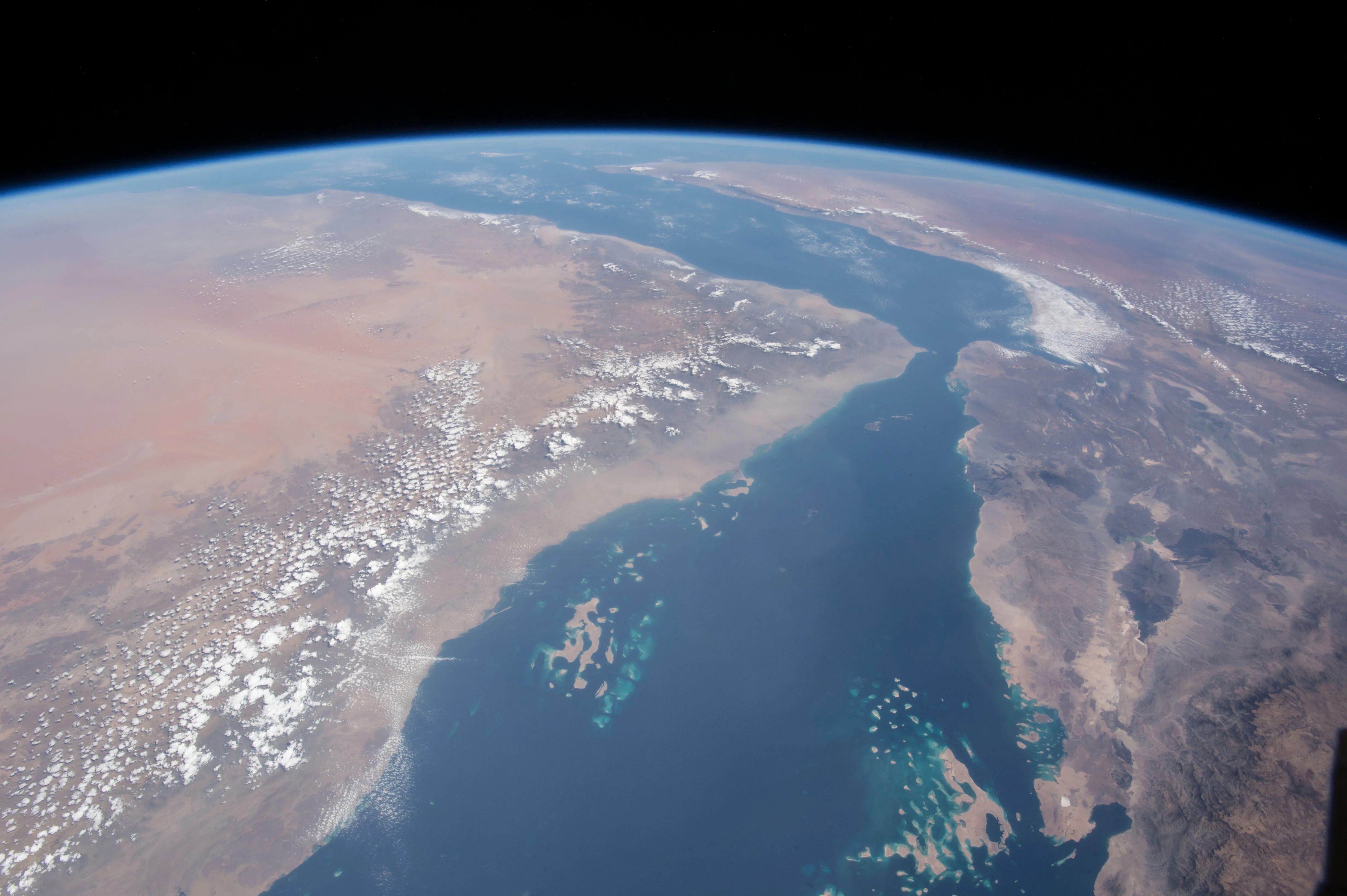 Gli Houthi allargano il controllo su Bab el-Mandeb, l'Arabia Saudita chiude l'oleodotto Est-Ovest