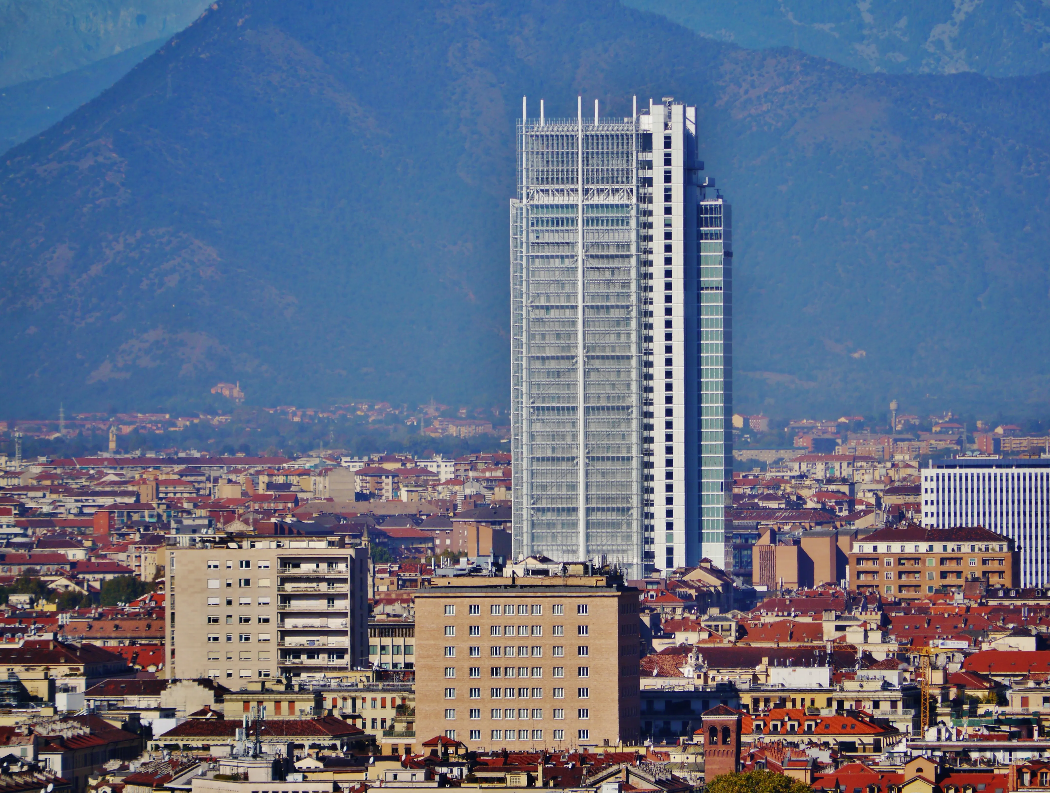Il grattacielo Intesa Sanpaolo a Torino visto dai giardini di Villa della Regina