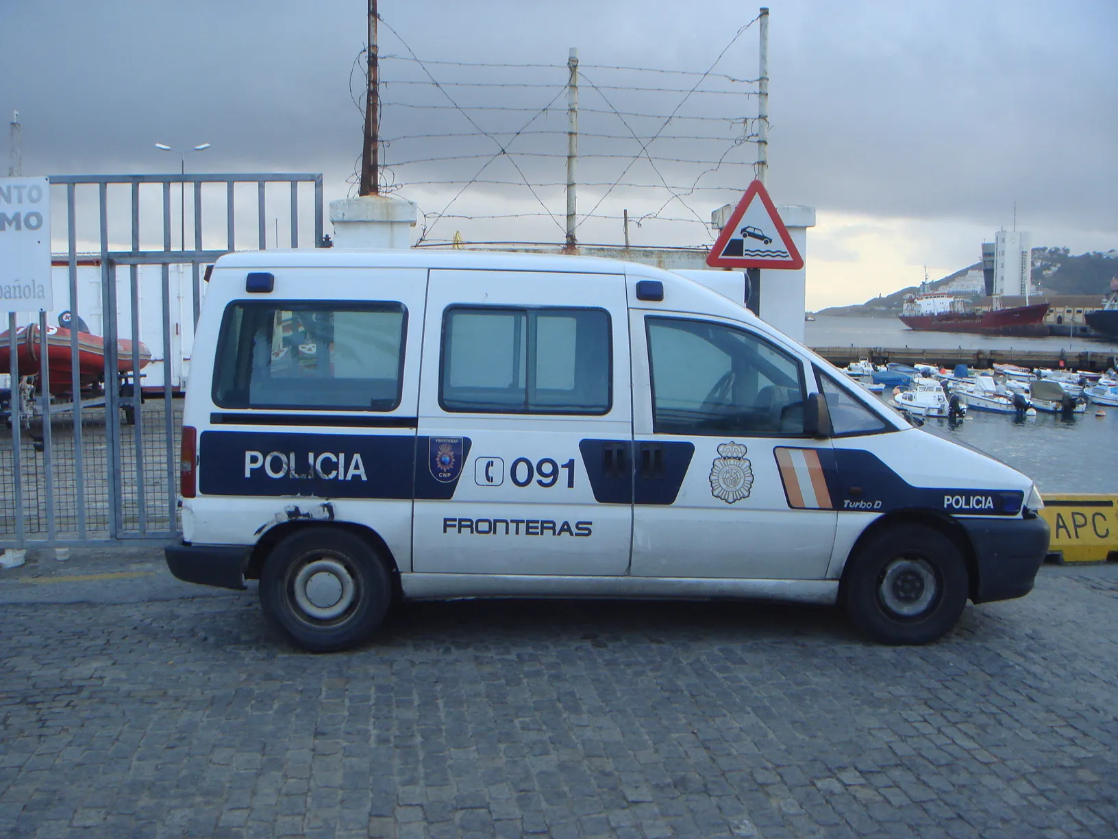 Polizia di frontiera al valico di Ceuta