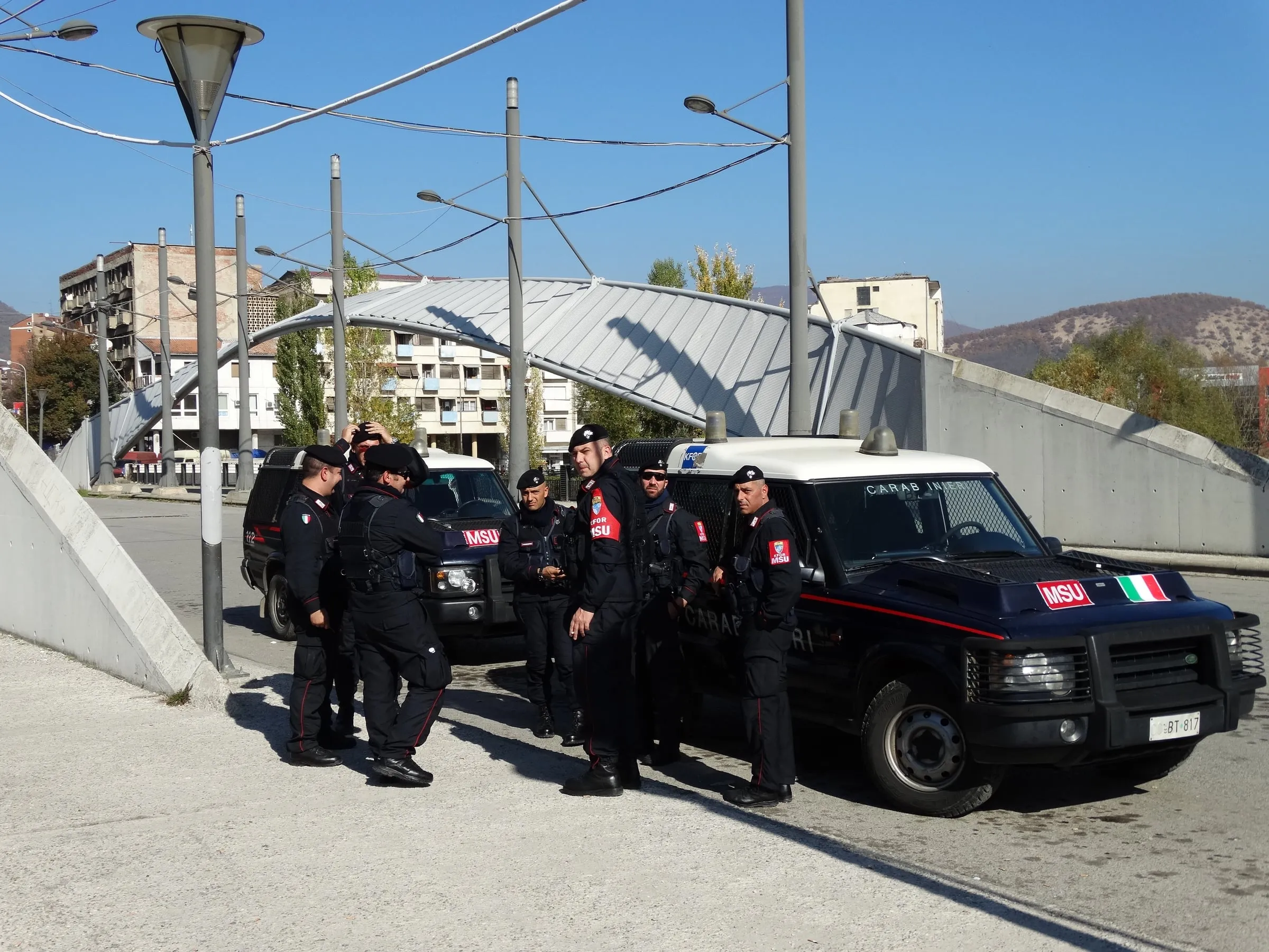 Carabinieri italiani del contingente Kfor al ponte sul fiume Ibar a Mitrovica, in Kosovo