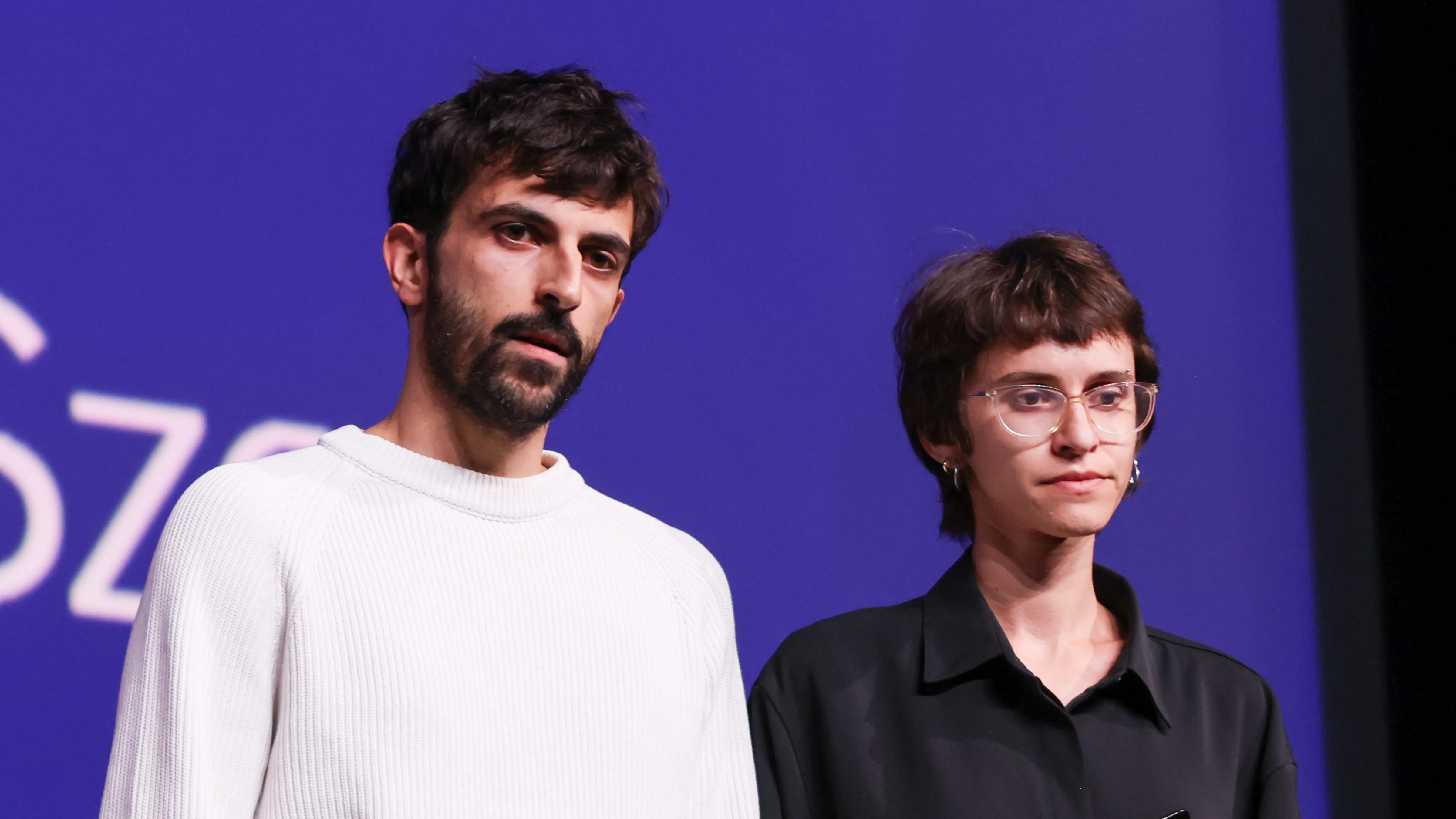 Yuval Abraham e Rachel Szor con il Premio speciale della giuria per Naza alla cerimonia di chiusura della Mostra del Cinema di Venezia