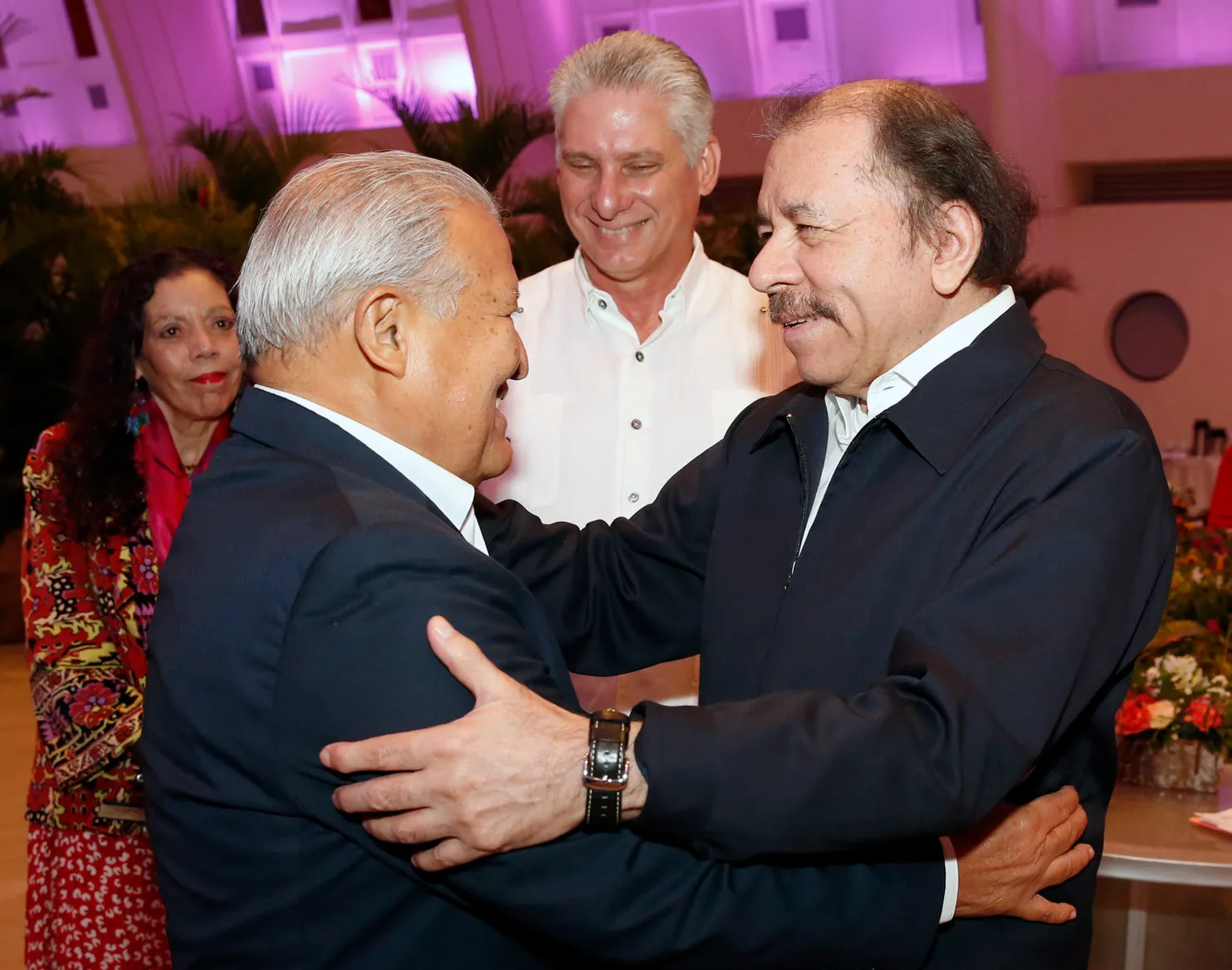 Daniel Ortega saluta l'ex presidente salvadoregno Salvador Sánchez Cerén