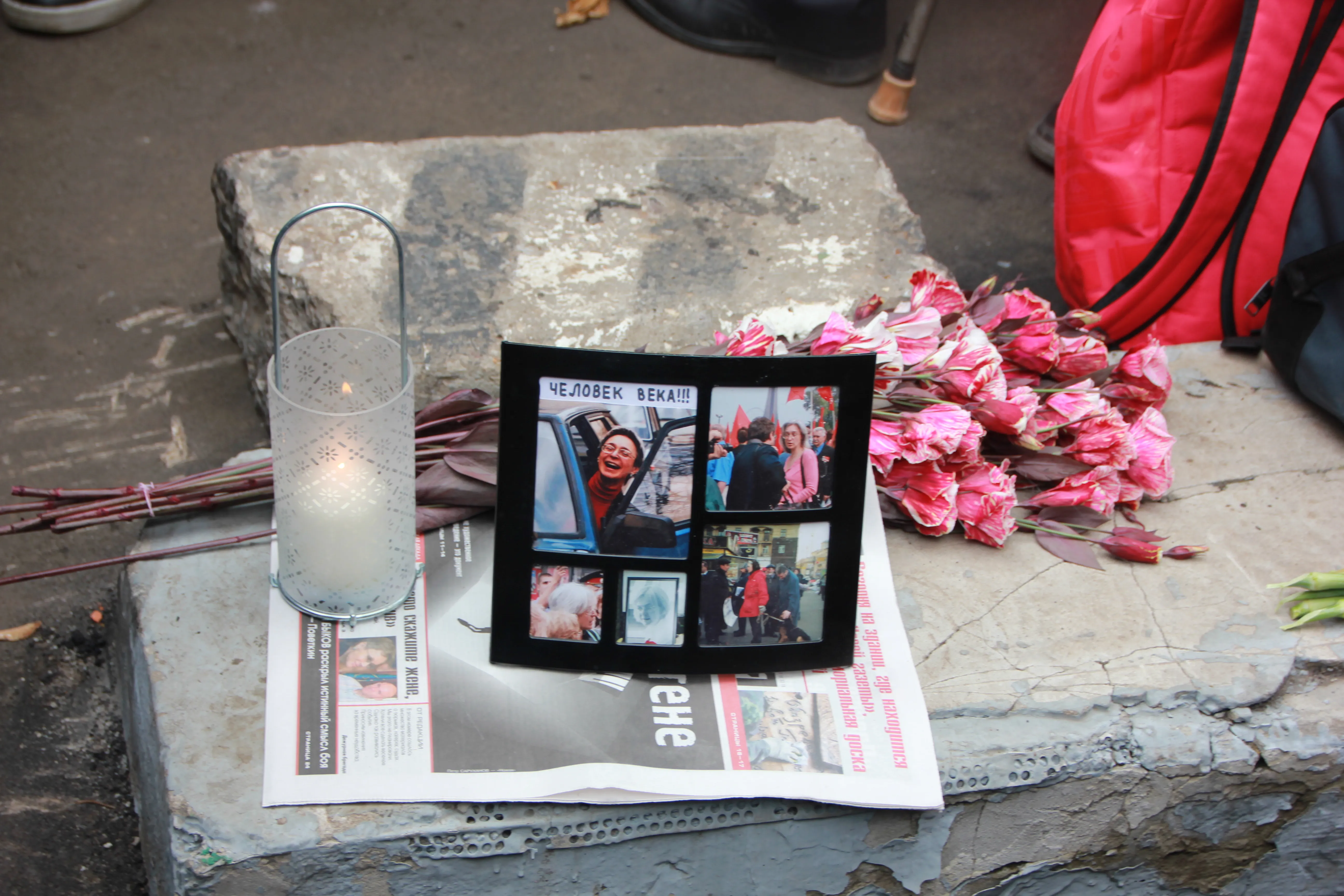 L'inaugurazione della targa commemorativa per Anna Politkovskaja sulla casa di Mosca dove fu uccisa