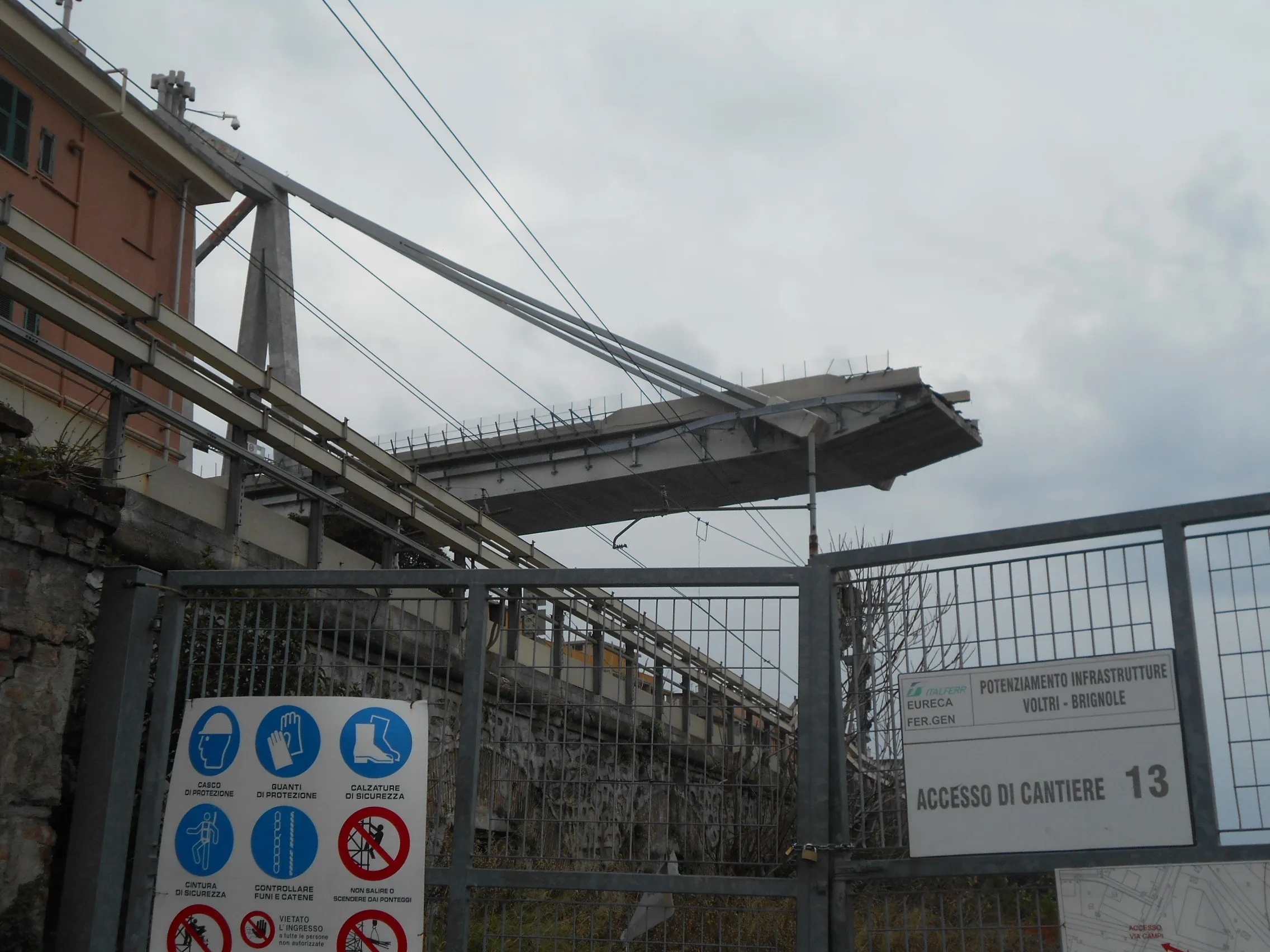 Il moncone del viadotto Polcevera, il ponte Morandi, fotografato a Genova nel gennaio 2019, pochi mesi dopo il crollo del 14 agosto 2018
