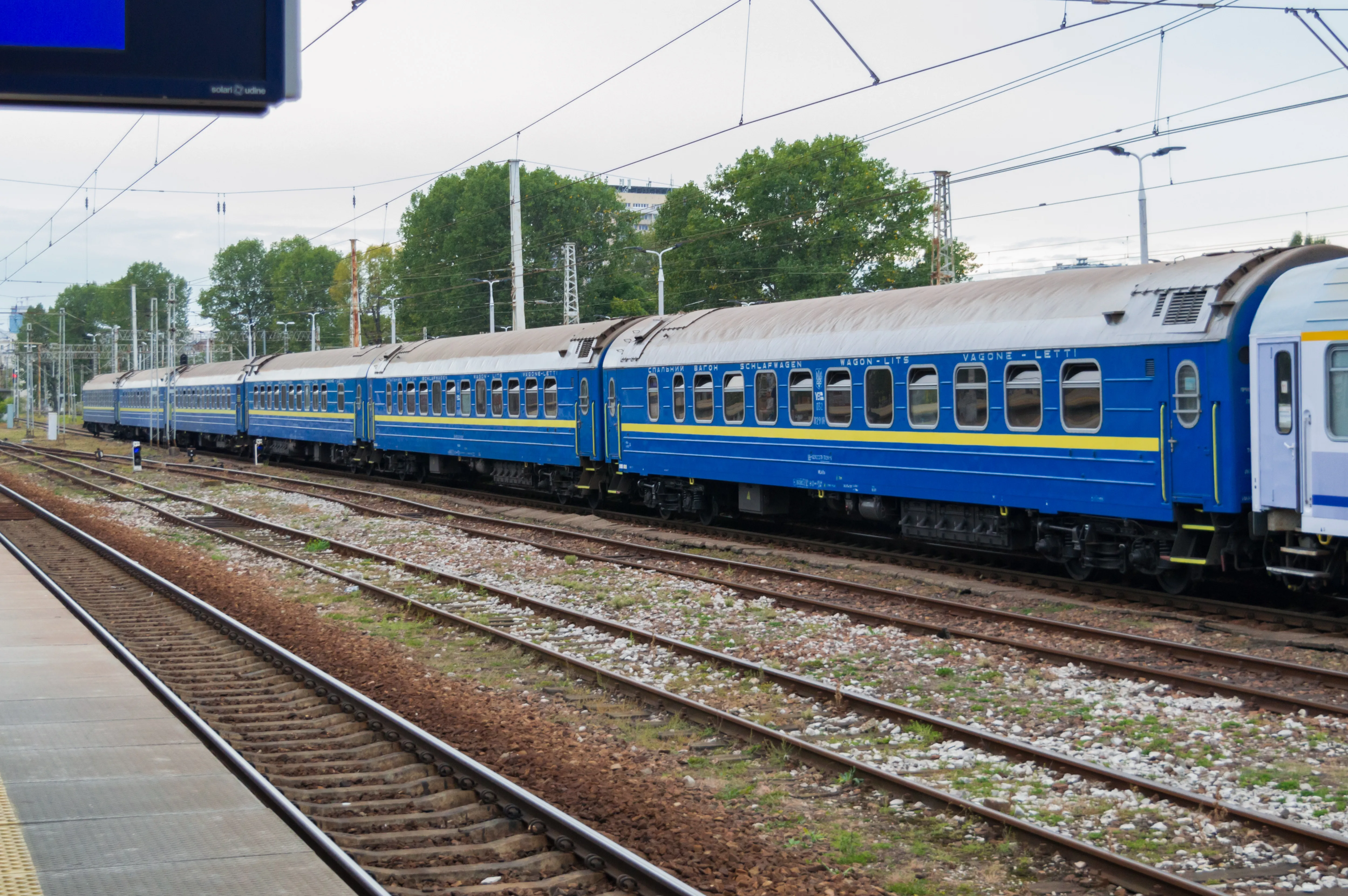Vagoni letto delle ferrovie ucraine del treno Kiev-Varsavia fermi alla stazione di Varsavia Est
