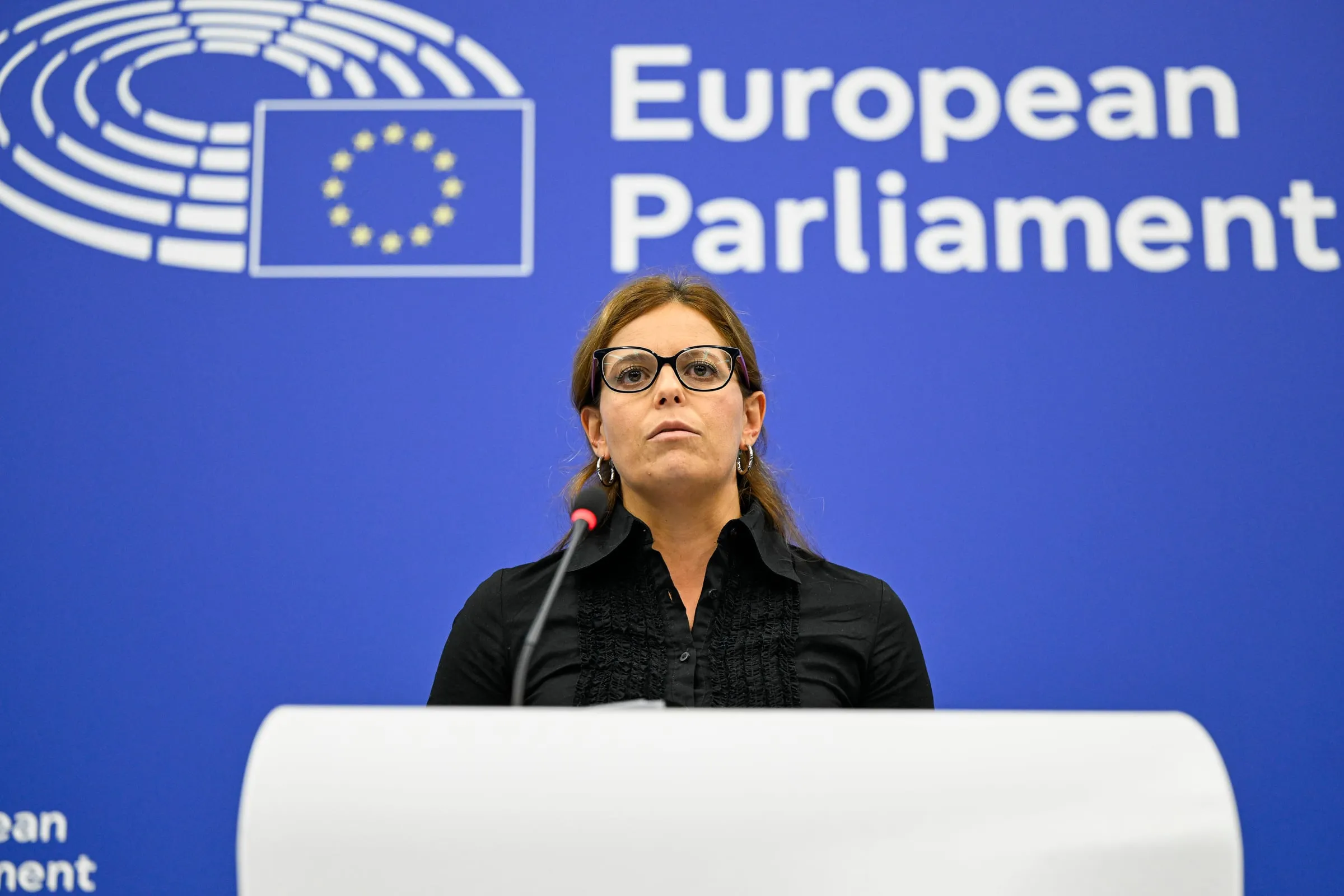 Ilaria Salis, eurodeputata di AVS, durante un briefing stampa del gruppo The Left al Parlamento europeo