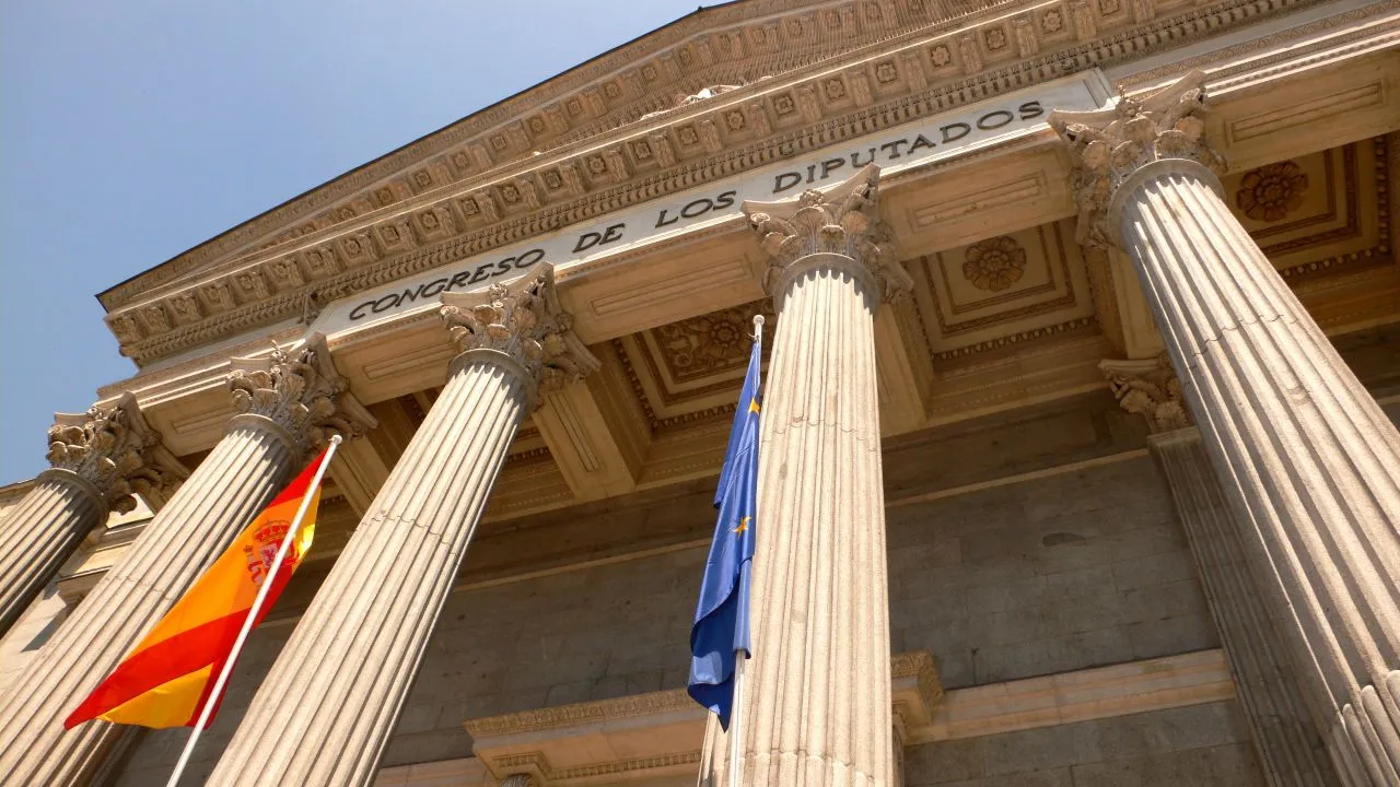 La facciata del Congreso de los Diputados a Madrid