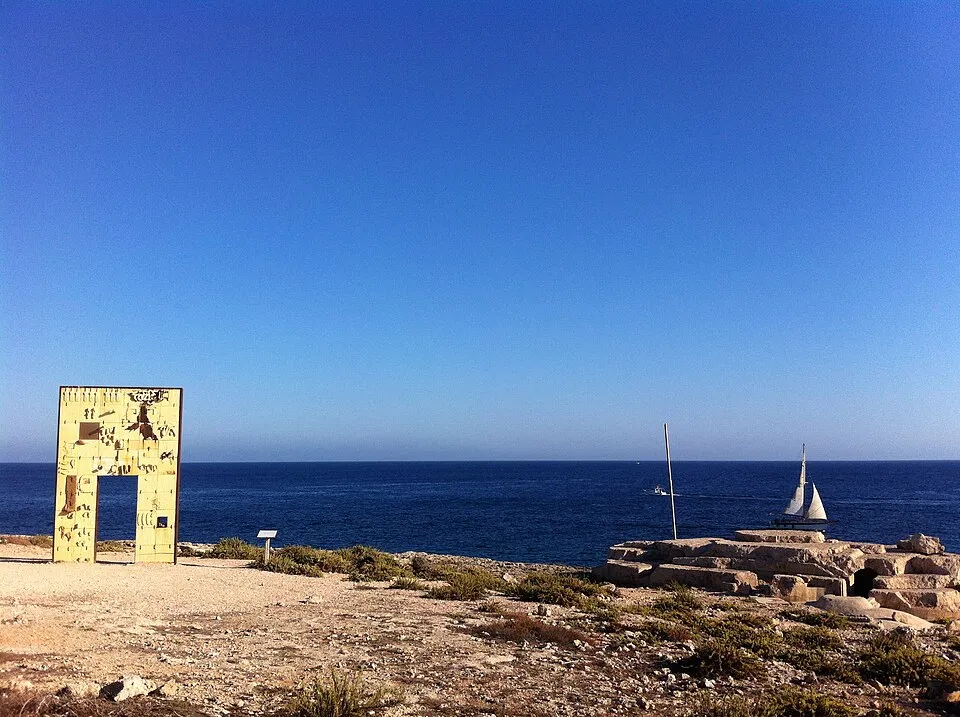 La Porta d'Europa di Mimmo Paladino a Lampedusa, monumento ai migranti morti e dispersi in mare