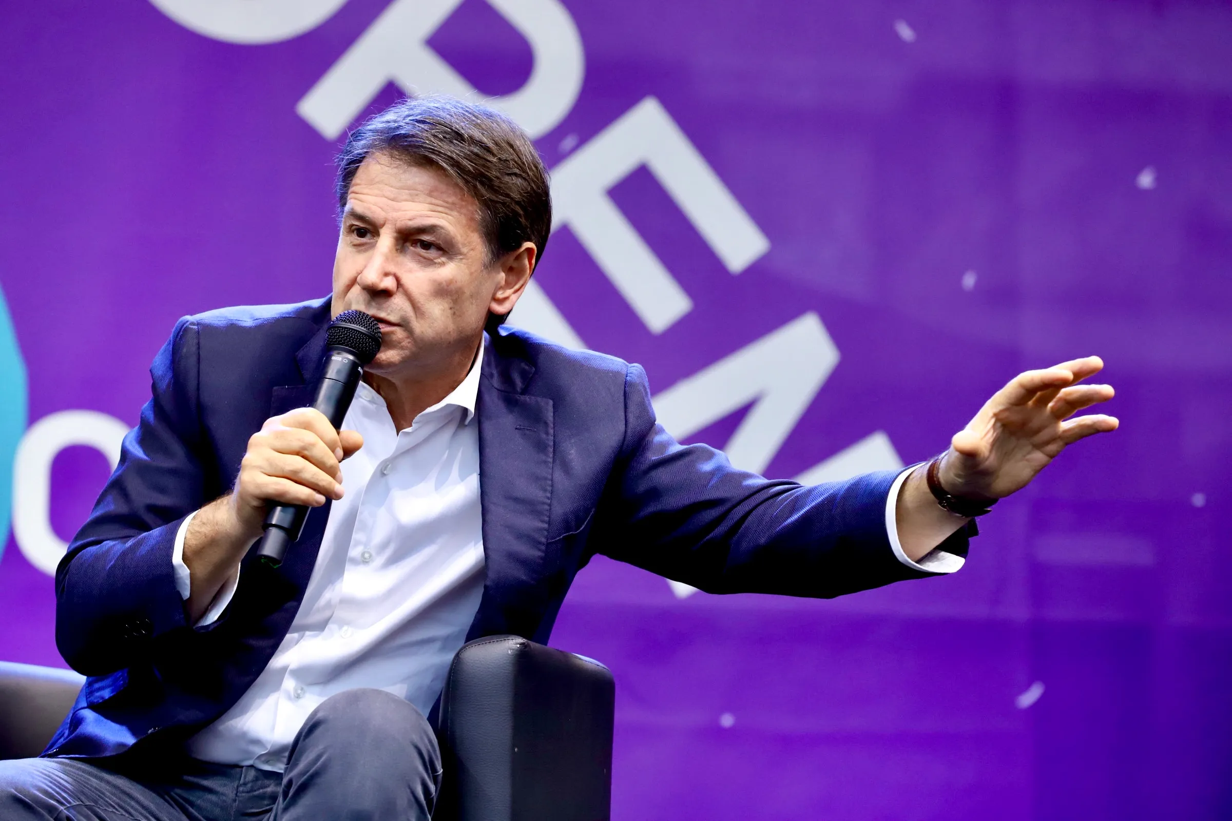 Giuseppe Conte al Festival di Open nel 2024, foto di repertorio non legata alla direzione del Pd