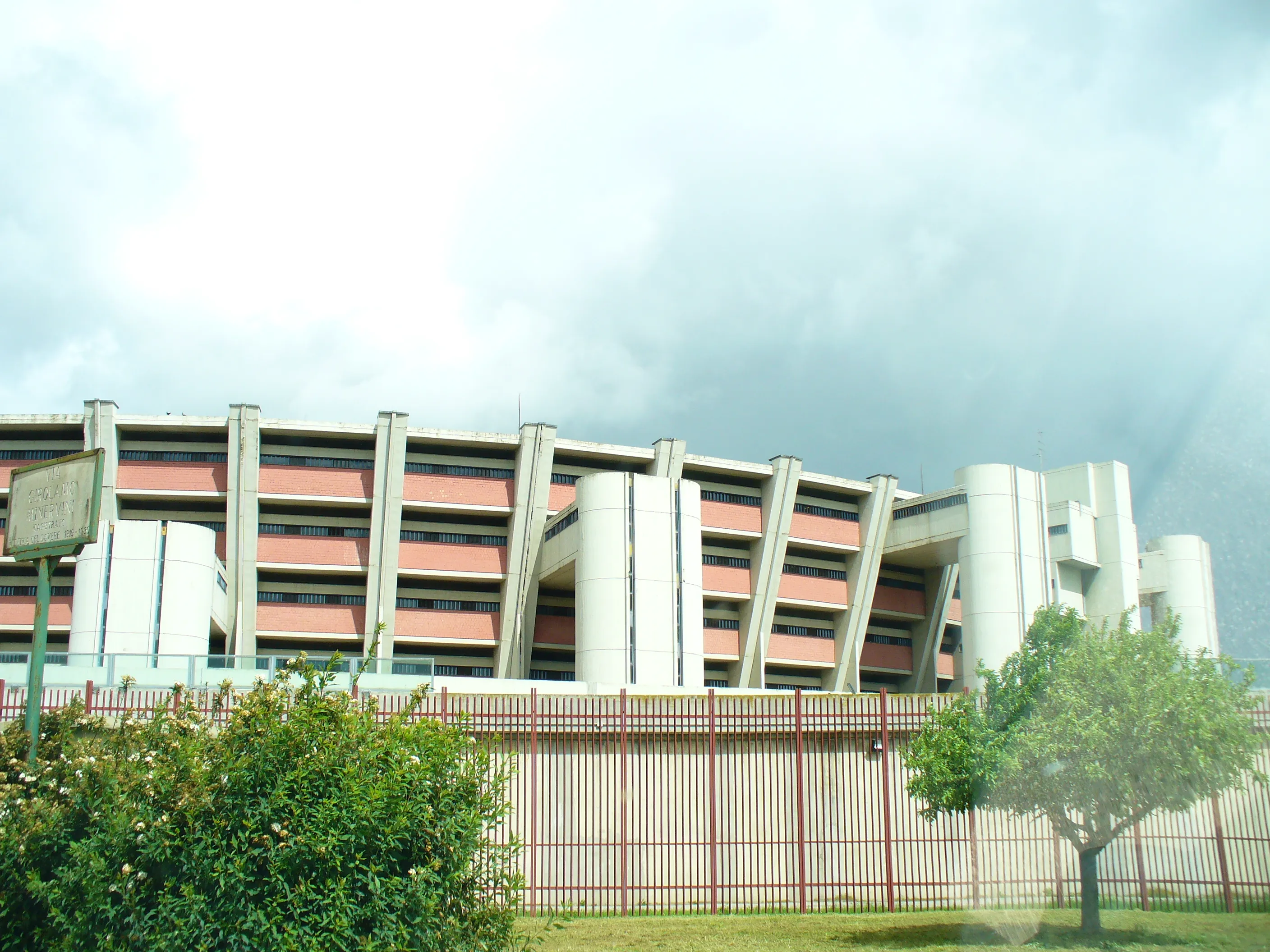 L'esterno del carcere di Sollicciano, a Firenze