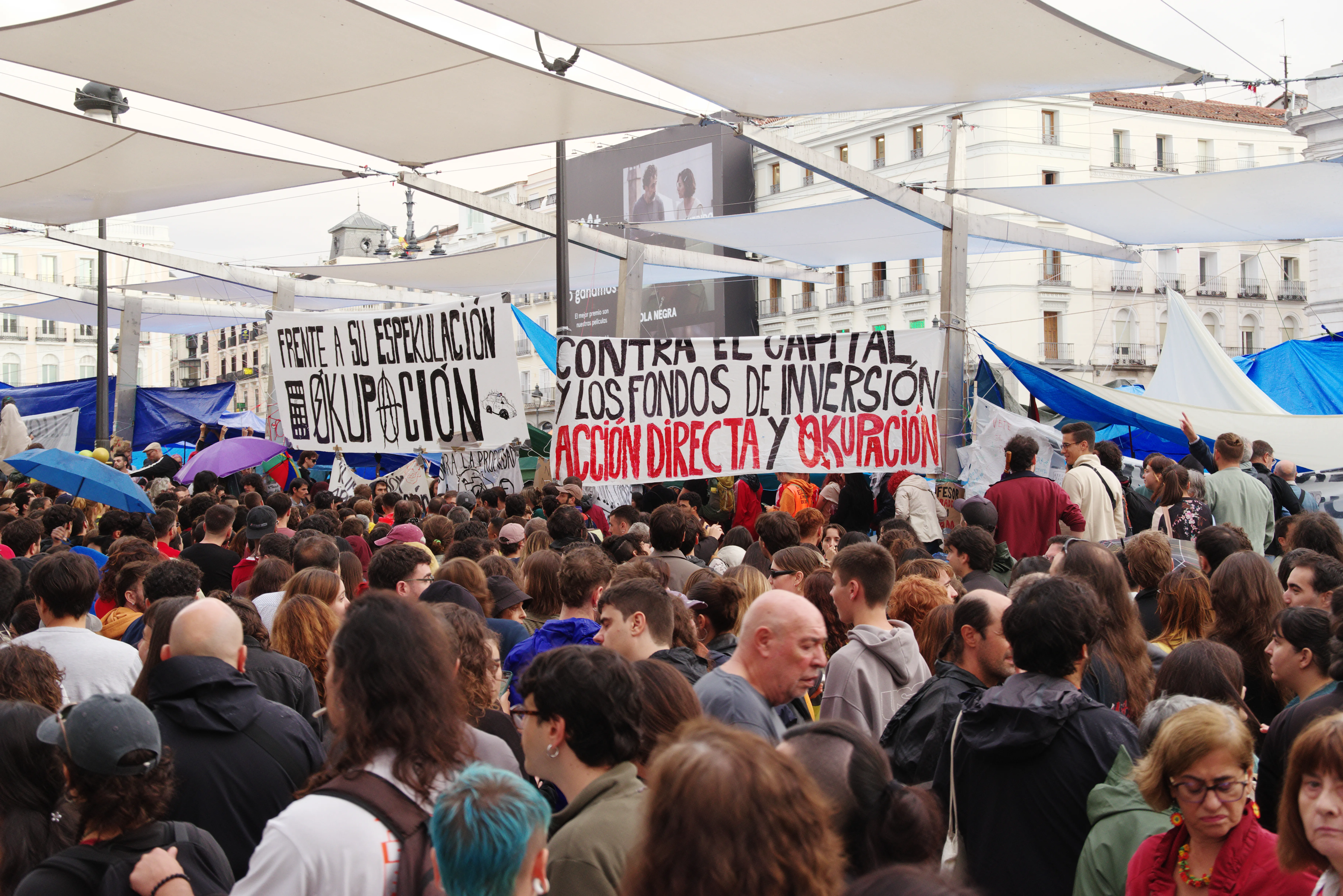 Manifestanti a Puerta del Sol, Madrid, durante un corteo del 26 settembre di un anno precedente, foto di repertorio non legata alla bocciatura dei decreti sulla casa