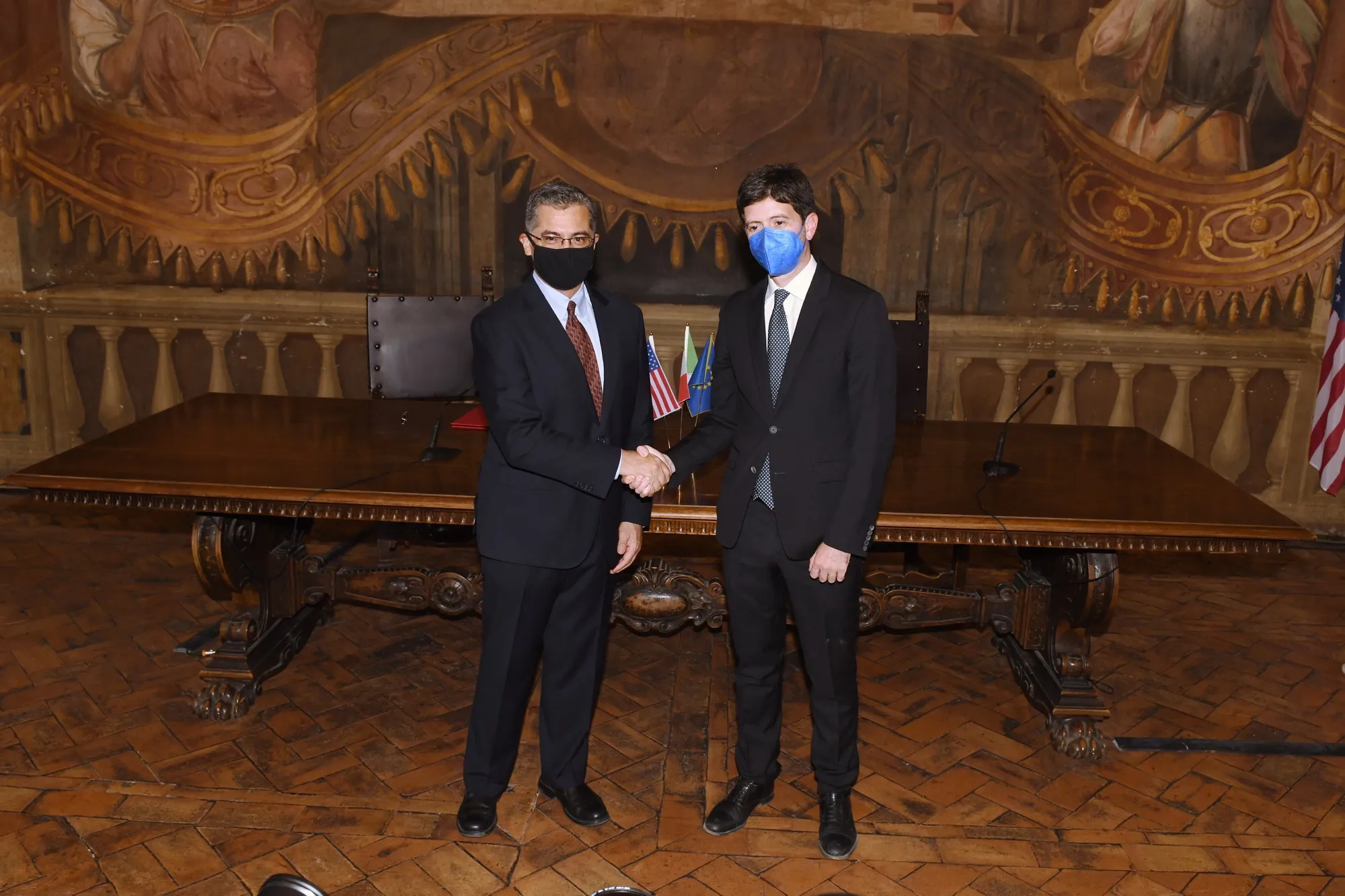Roberto Speranza firma un memorandum con il segretario alla Salute statunitense Xavier Becerra durante la riunione dei ministri della Salute del G20, 2021