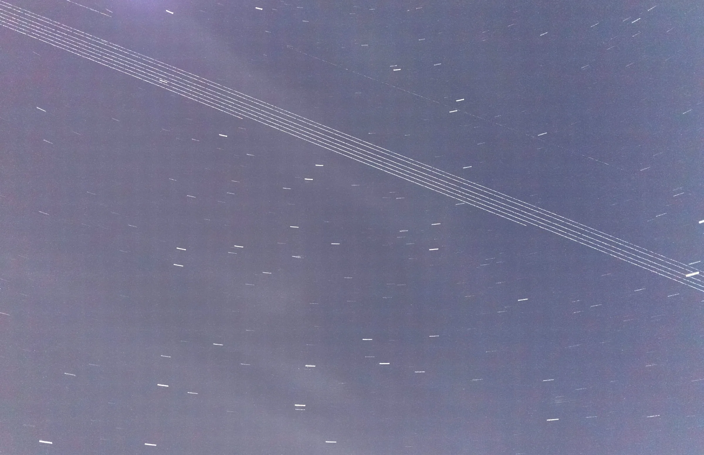 Treno di satelliti Starlink nel cielo notturno
