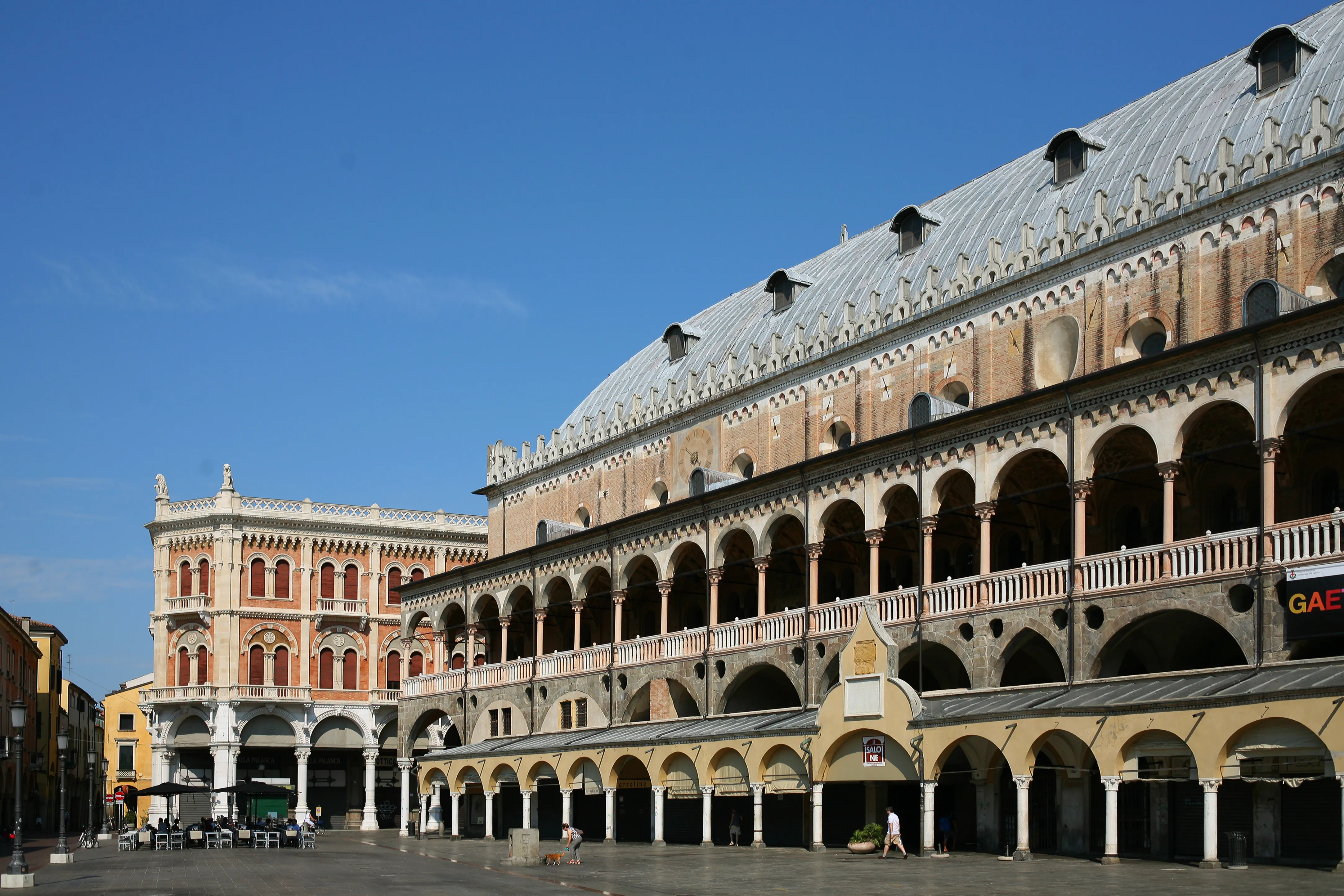 Veduta generale di Piazza delle Erbe a Padova