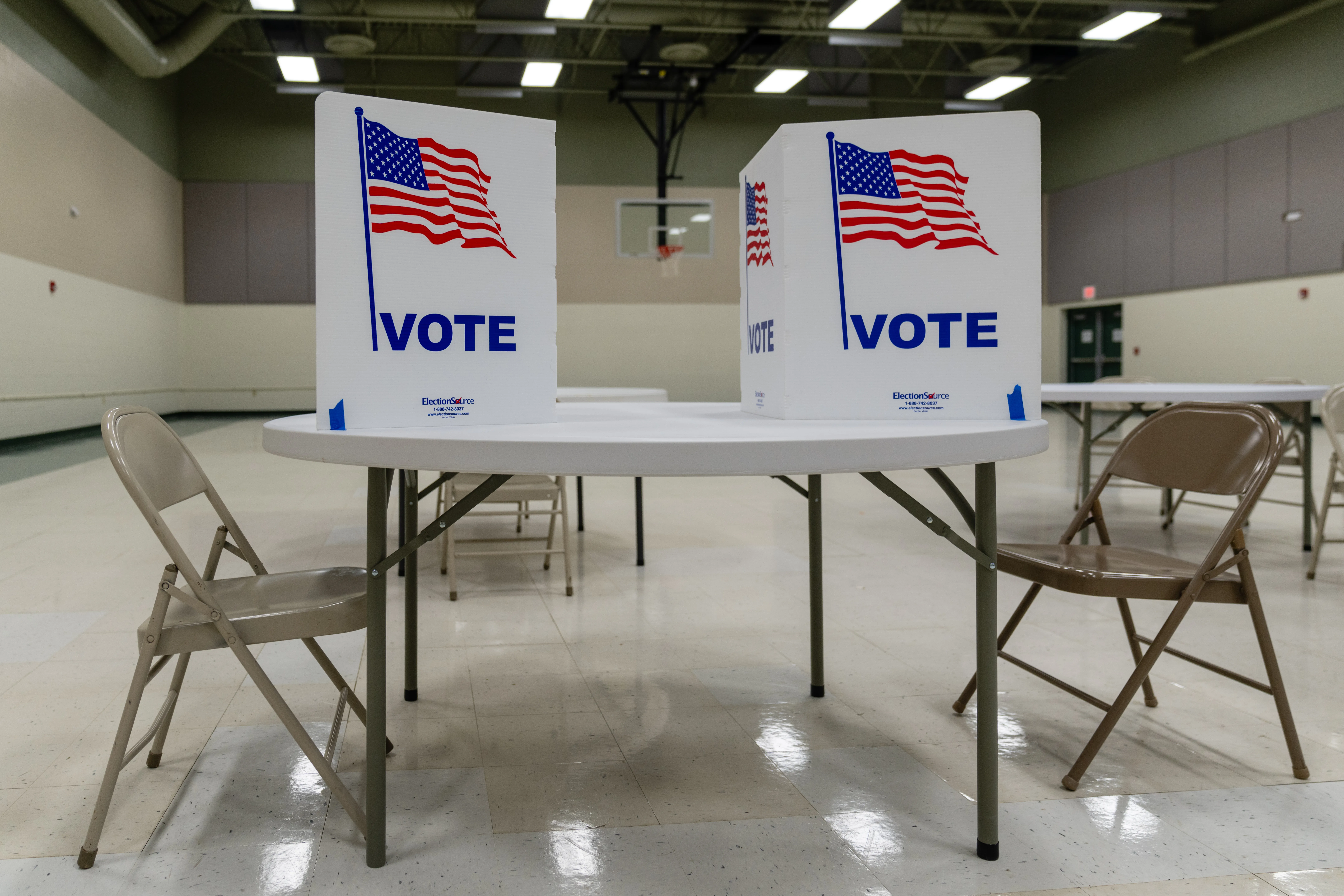 Cabine elettorali in un seggio di Grand Rapids, Minnesota, il giorno del voto, foto di repertorio non legata all'intervista di Trump