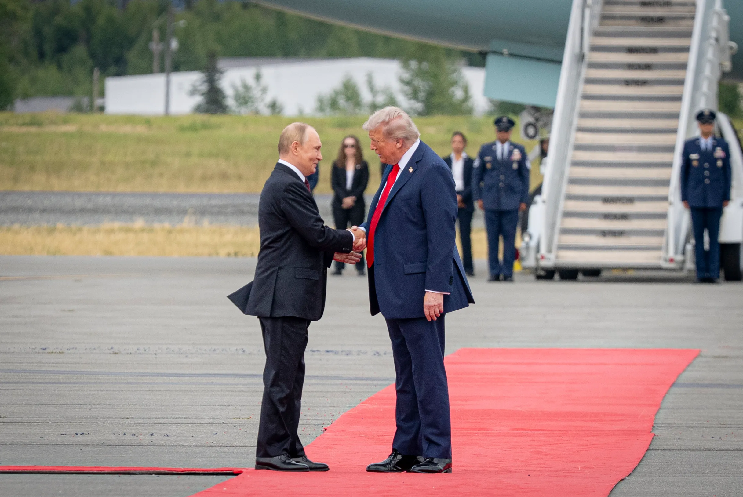Donald Trump e Vladimir Putin all'arrivo in Alaska per il vertice del 15 agosto 2025