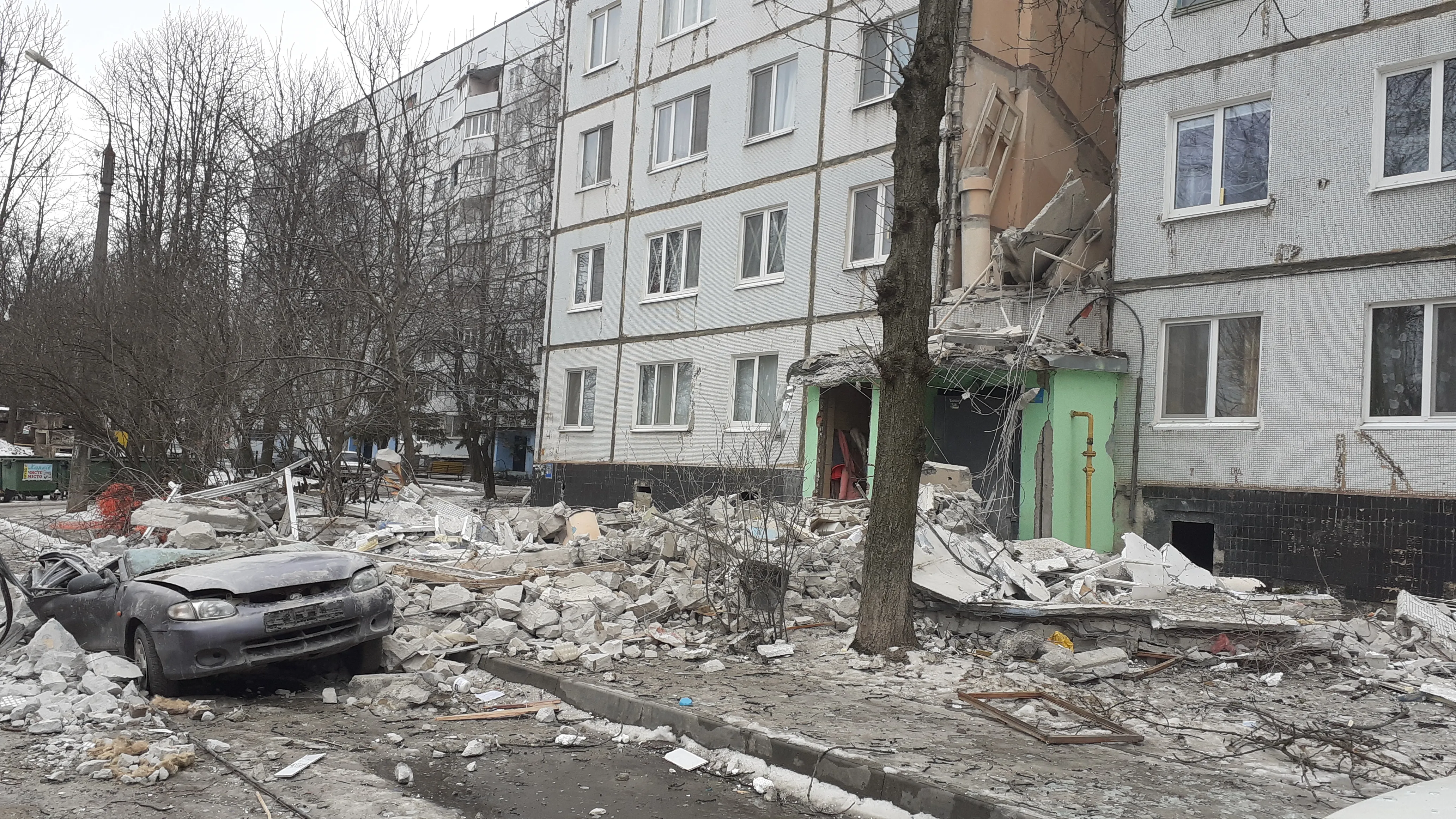 Palazzo residenziale distrutto a Kharkiv dopo un bombardamento russo (foto di archivio)