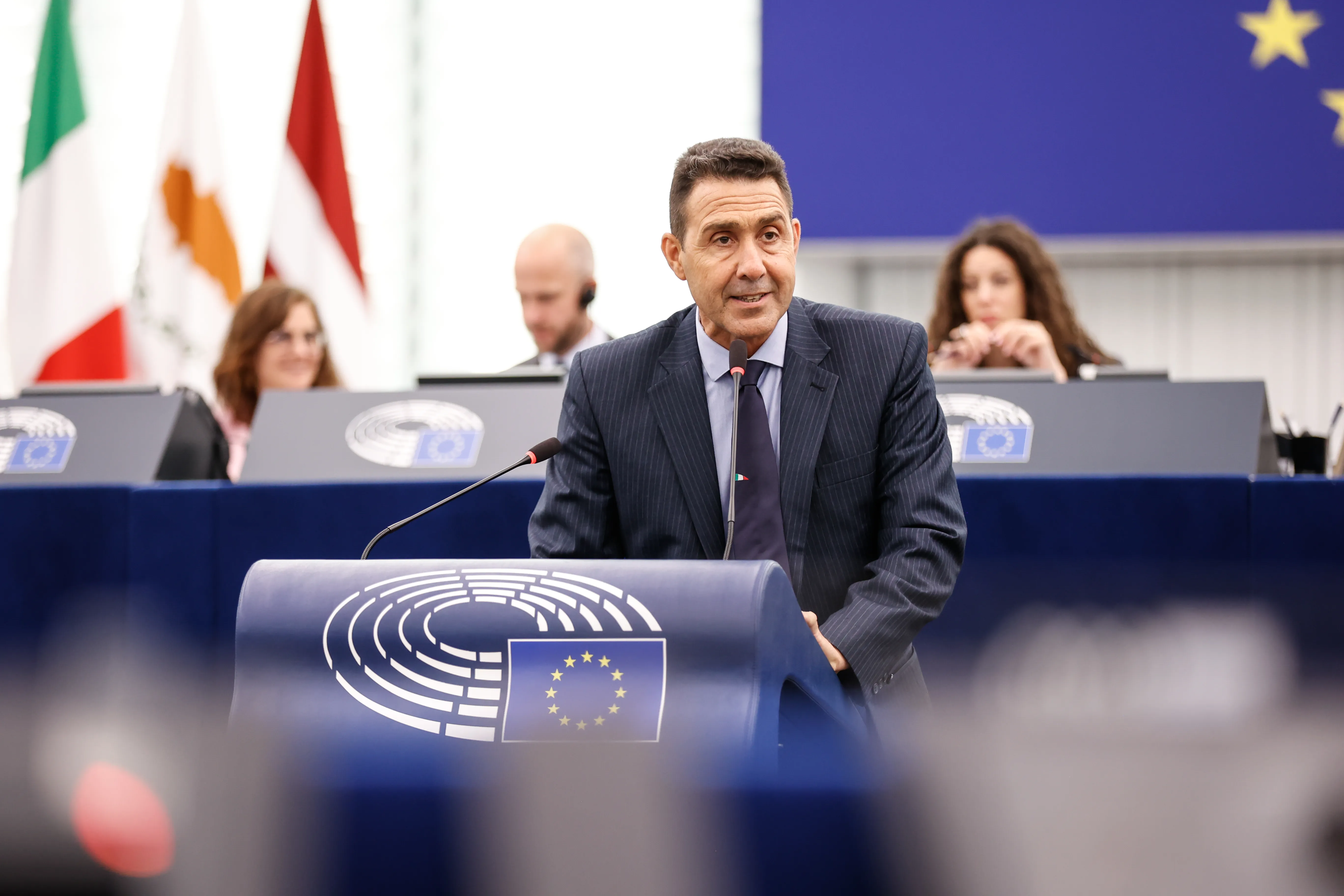 Roberto Vannacci durante una sessione plenaria del Parlamento europeo
