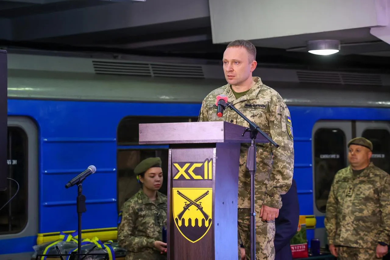 Il generale Mykhailo Drapatyi parla ai soldati della 92esima brigata separata d'assalto